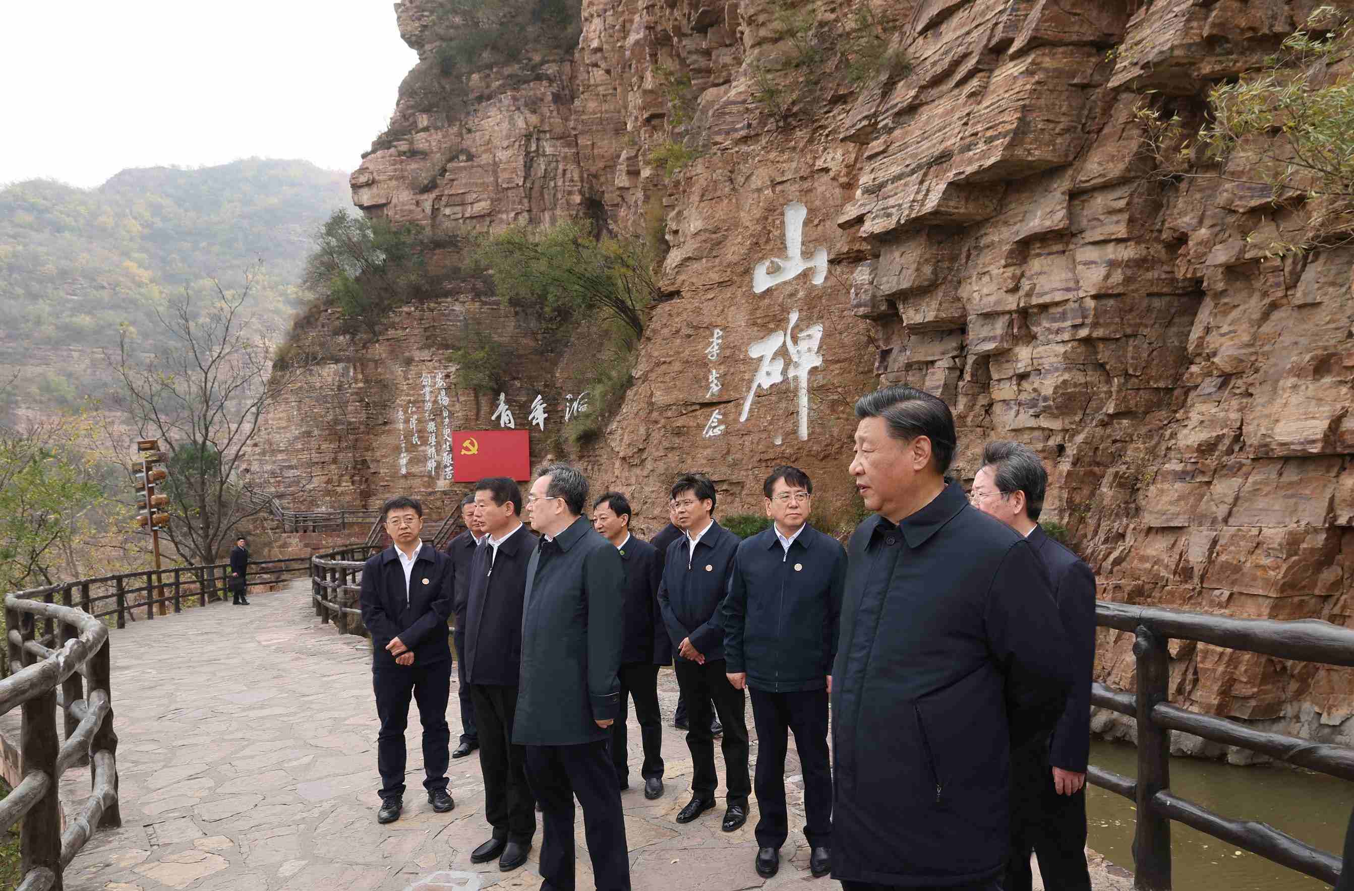 2022年10月28日，習(xí)近平總書(shū)記在河南安陽(yáng)林州市紅旗渠青年洞考察。