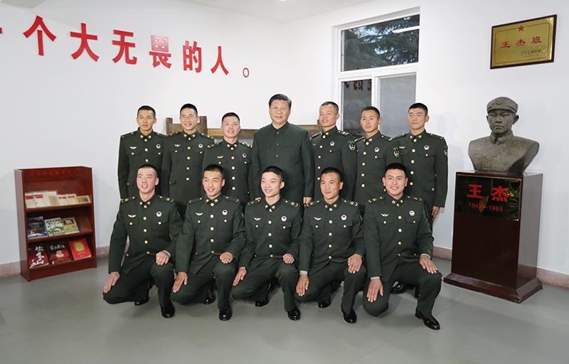 2017年12月13日，中共中央總書記、國(guó)家主席、中央軍委主席習(xí)近平到第71集團(tuán)軍視察。這是習(xí)近平同“王杰班”戰(zhàn)士合影。