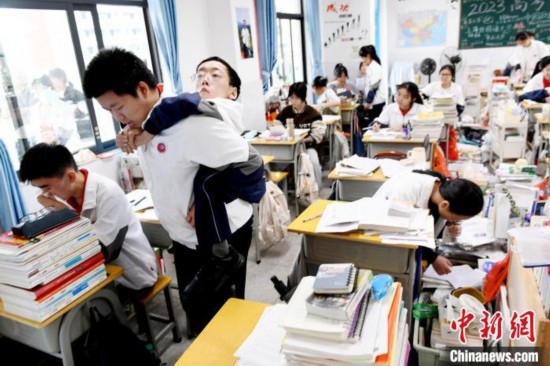 遇到鐘華強(qiáng)課堂上內(nèi)急，江西省南康中學(xué)北校區(qū)的高三學(xué)生朱金祥便會(huì)及時(shí)背著他前往衛(wèi)生間。 卓忠偉 攝