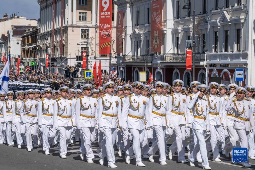 5月9日，在俄羅斯符拉迪沃斯托克市，軍人參加閱兵式。新華社發(fā)（郭飛洲攝）