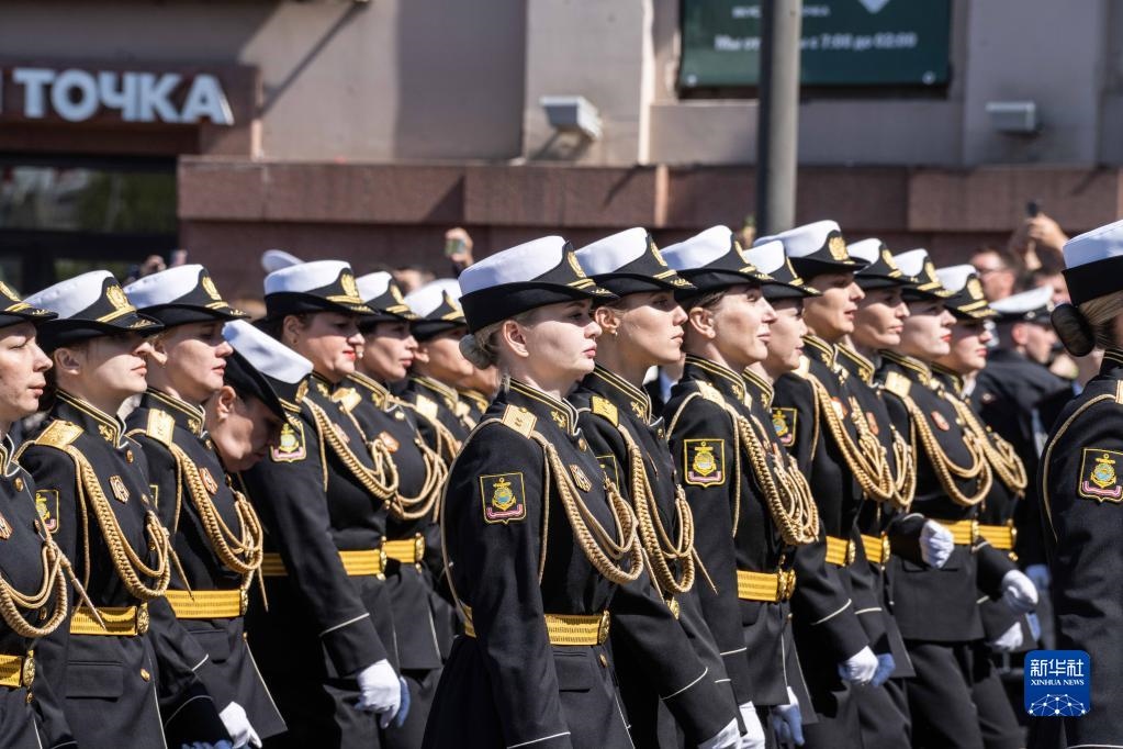 5月9日，在俄羅斯符拉迪沃斯托克市，軍人參加閱兵式。新華社發(fā)（郭飛洲攝）
