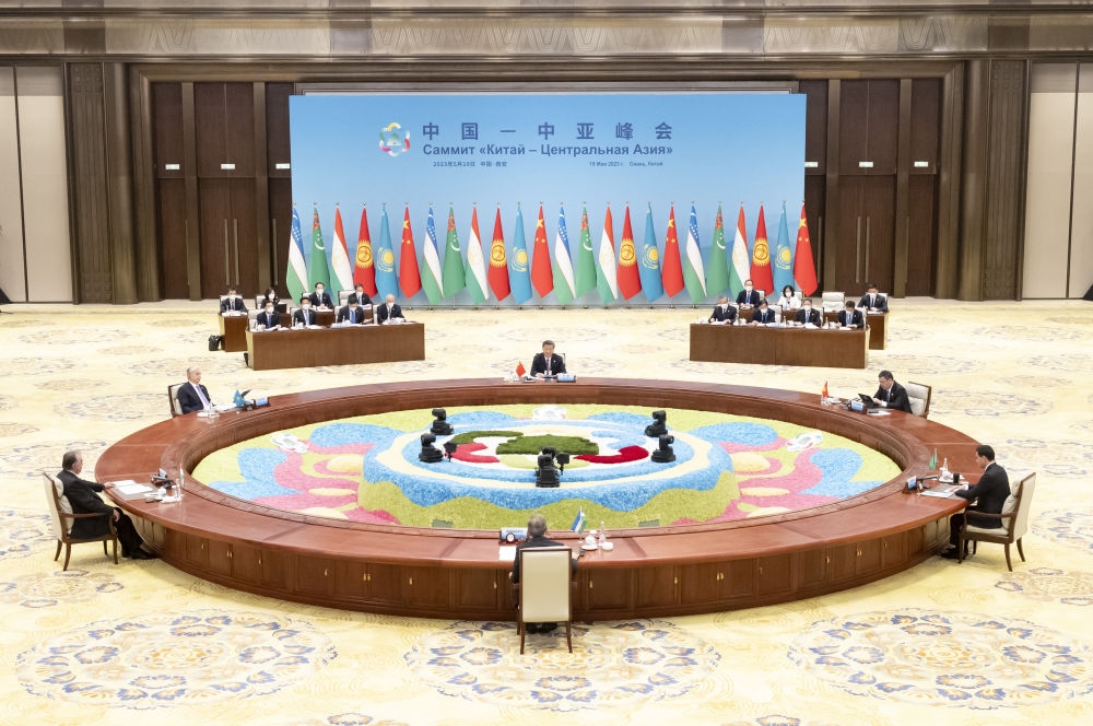 5月19日上午，國家主席習(xí)近平在陜西省西安市主持首屆中國－中亞峰會(huì)并發(fā)表題為《攜手建設(shè)守望相助、共同發(fā)展、普遍安全、世代友好的中國－中亞命運(yùn)共同體》的主旨講話。哈薩克斯坦總統(tǒng)托卡耶夫、吉爾吉斯斯坦總統(tǒng)扎帕羅夫、塔吉克斯坦總統(tǒng)拉赫蒙、土庫曼斯坦總統(tǒng)別爾德穆哈梅多夫、烏茲別克斯坦總統(tǒng)米爾濟(jì)約耶夫出席。新華社記者 丁海濤 攝