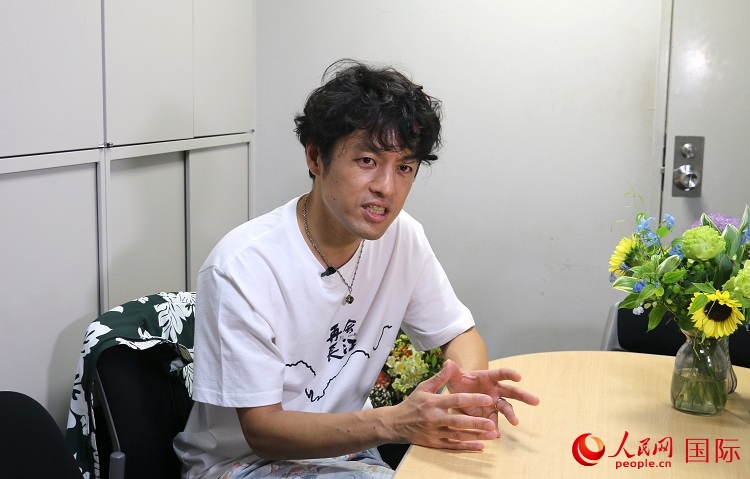 竹內(nèi)亮接受人民網(wǎng)專訪。人民網(wǎng) 許可攝