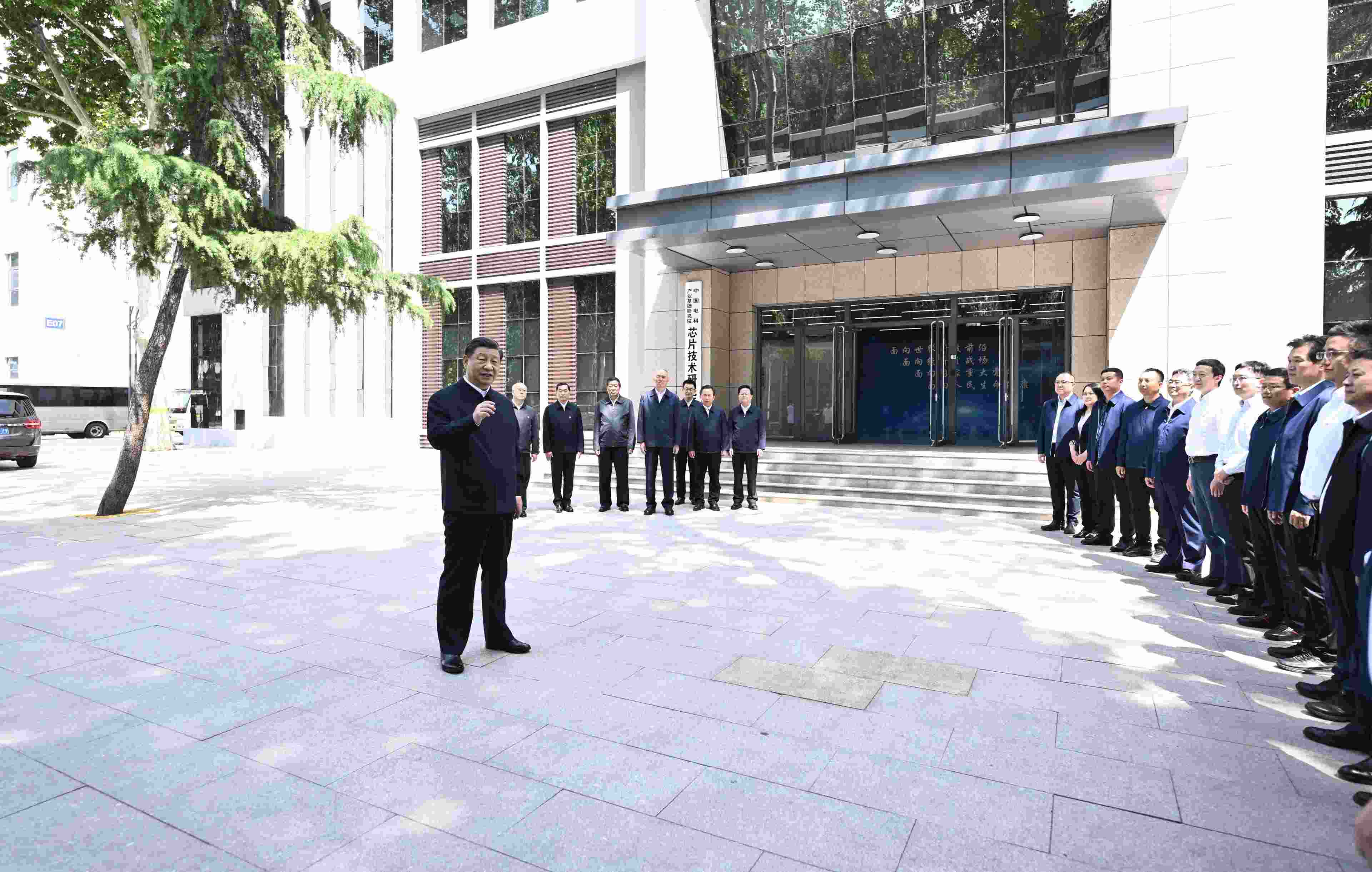 △2023年5月12日，習(xí)近平總書記在中國電科產(chǎn)業(yè)基礎(chǔ)研究院同科技工作者交流。