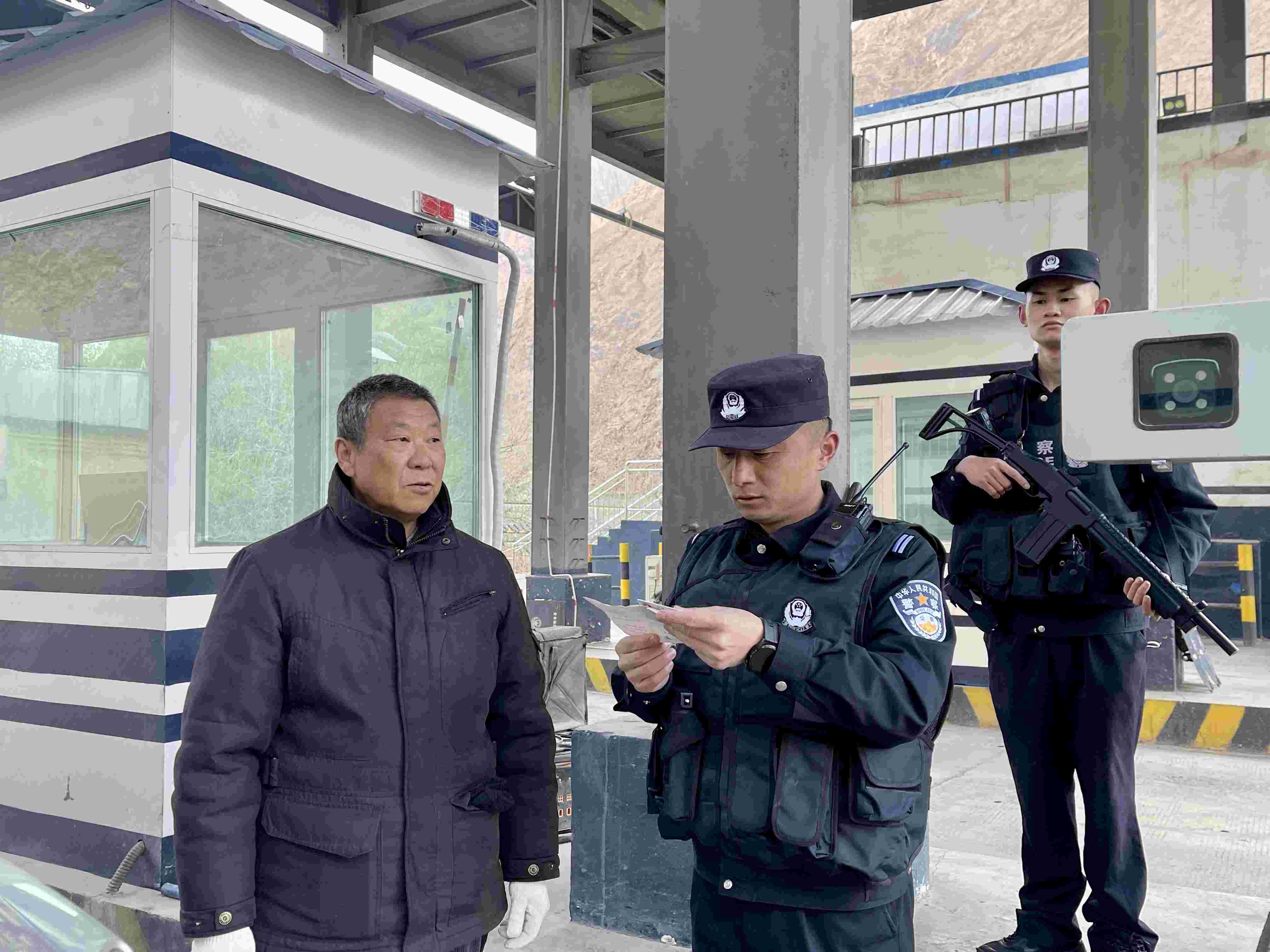 在庫地邊境檢查站，陳暢核對進(jìn)出邊境管理區(qū)人員信息。人民網(wǎng) 周靜圓攝