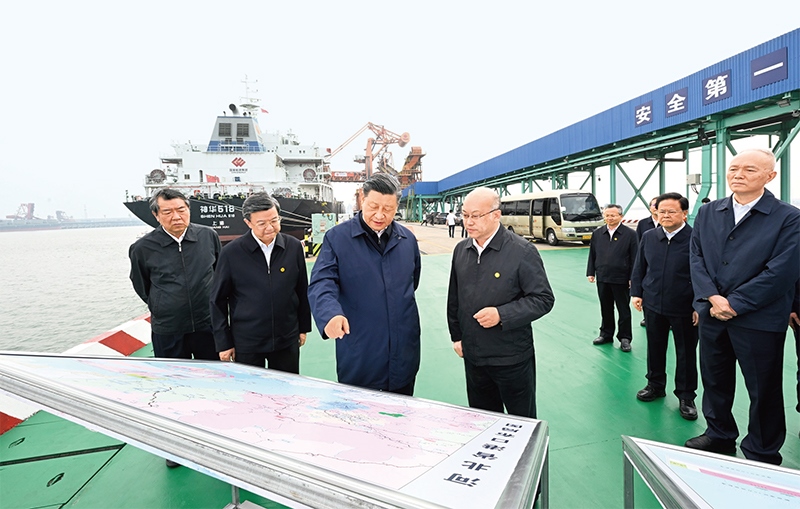 2023年5月11日至12日，中共中央總書記、國(guó)家主席、中央軍委主席習(xí)近平在河北考察，并主持召開深入推進(jìn)京津冀協(xié)同發(fā)展座談會(huì)。這是11日下午，習(xí)近平在滄州市黃驊港煤炭港區(qū)碼頭考察。 新華社記者 李學(xué)仁/攝