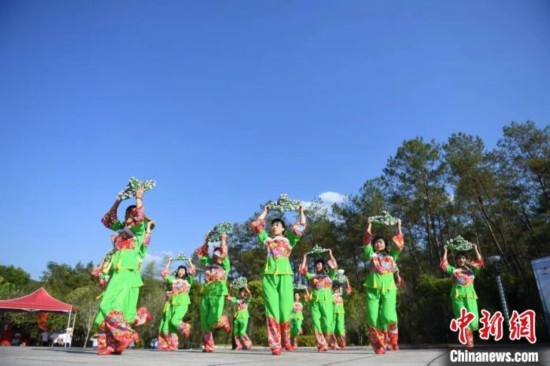 市民在跳廣場舞。 唐小晴 攝