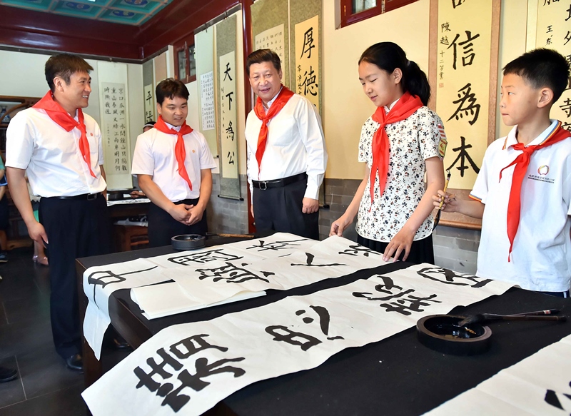 2014年5月30日，習(xí)近平總書記來(lái)到北京市海淀區(qū)民族小學(xué)，參加慶祝“六一”國(guó)際兒童節(jié)活動(dòng)。