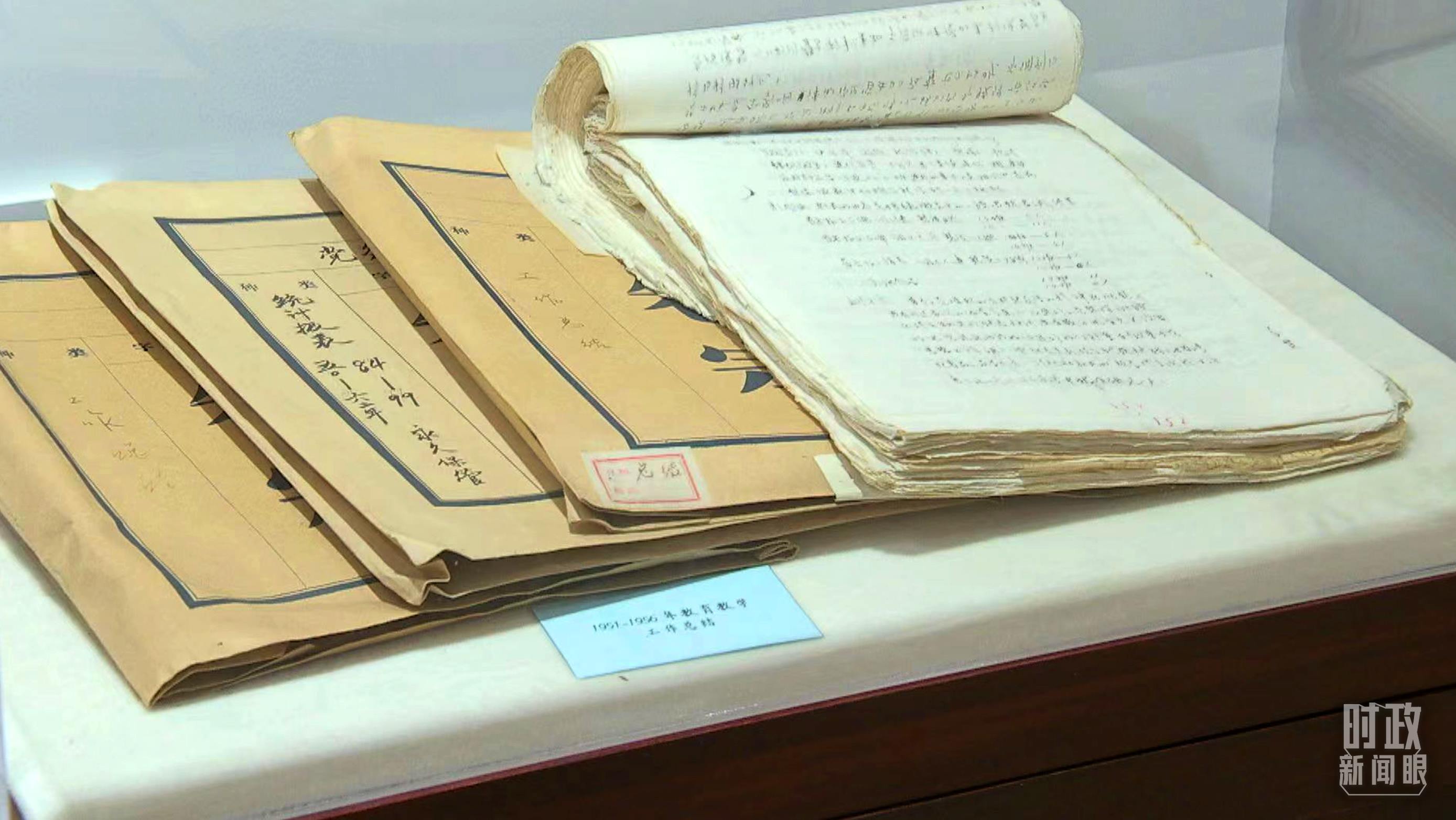 △校史館內(nèi)的教育教學(xué)工作總結(jié)展陳。（總臺央視記者金雨秋拍攝）