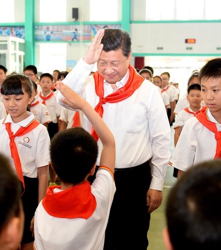 2014年5月30日，習(xí)近平總書記來到北京市海淀區(qū)民族小學(xué)，參加慶?！傲弧眹?guó)際兒童節(jié)活動(dòng)。新華社記者 李濤 攝
