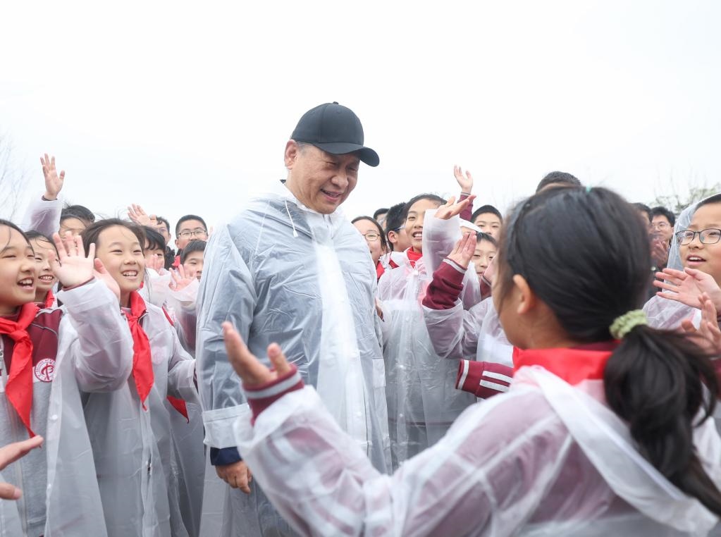 2023年4月4日，黨和國(guó)家領(lǐng)導(dǎo)人參加首都義務(wù)植樹活動(dòng)。這是植樹后，習(xí)近平總書記同在場(chǎng)的中小學(xué)生親切交談。新華社記者 鞠鵬 攝