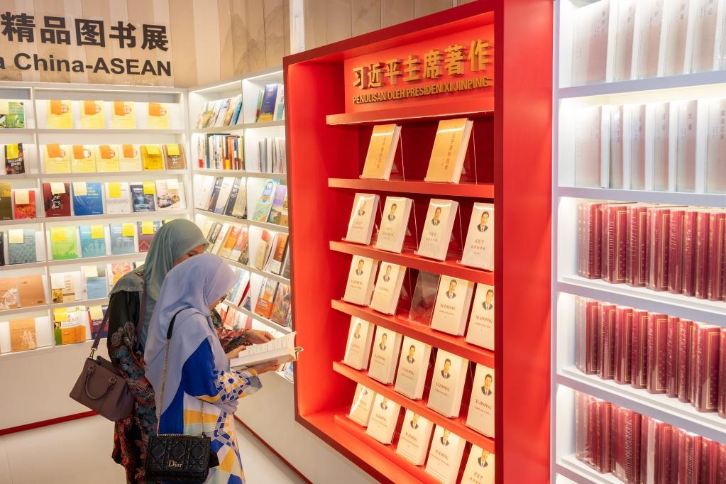 5月30日，兩名讀者在馬來(lái)西亞吉隆坡國(guó)際書(shū)展中國(guó)主賓國(guó)活動(dòng)現(xiàn)場(chǎng)閱讀習(xí)近平主席著作。新華社記者朱煒攝