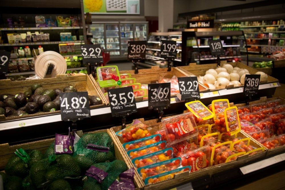 這是2月14日在美國紐約市布魯克林一家食品雜貨店拍攝的商品價簽。新華社發(fā)（郭克攝）