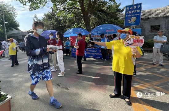 6月7日早8點(diǎn)，北京市第五中學(xué)門口考生正在按規(guī)定進(jìn)入考場。人民網(wǎng)記者 池夢蕊攝