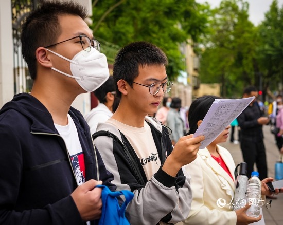 6月7日，在昆明市第五中學(xué)考場外，考生正利用最后時(shí)間復(fù)習(xí)備考。人民網(wǎng) 曾智慧攝