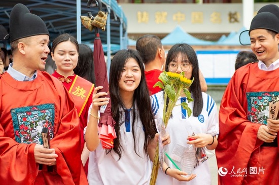 6月7日上午，在南寧市天桃實(shí)驗(yàn)學(xué)校翠竹校區(qū)，老師們在為考生們加油鼓勁！人民網(wǎng)記者 嚴(yán)立政攝