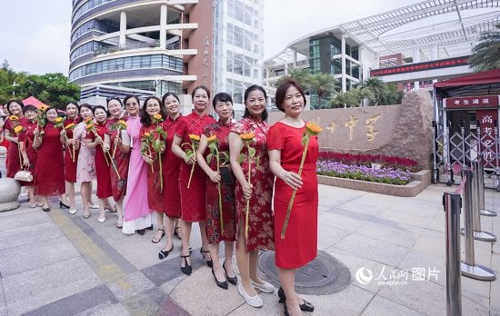 6月7日一早，廈門雙十中學(xué)考生家長們身穿旗袍，手拿向日葵在考場外為孩子加油打氣，寓意“旗開得勝，一舉奪魁”。人民網(wǎng)記者 陳博攝