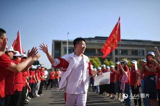 6月7日，在北京市人大附中通州校區(qū)考點(diǎn)，考生與送考老師擊掌加油。人民網(wǎng)記者 翁奇羽攝