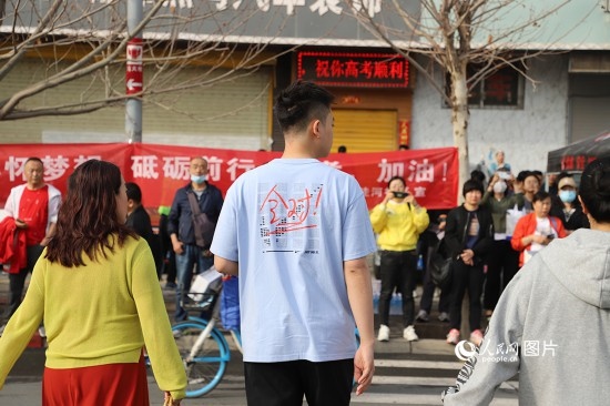 6月7日早8點(diǎn)，甘肅省蘭州市外國語高級中學(xué)考點(diǎn)，考生按規(guī)定進(jìn)入考場。人民網(wǎng)記者 黃帆攝