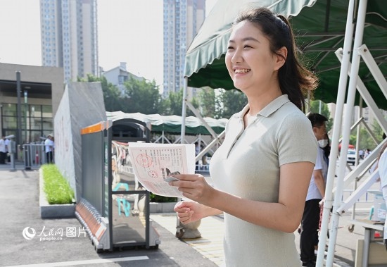 6月7日高考第一天，早上8點(diǎn)，一名考生充滿自信地步入鄭州市十一中考點(diǎn)。人民網(wǎng)記者 王玉興攝