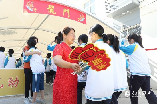 6月7日一早，雄安新區(qū)安新中學(xué)老師在給同學(xué)們加油鼓勁兒。人民網(wǎng) 李兆民攝