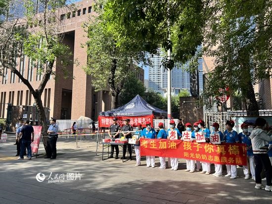 6月7日，天津市和平區(qū)新興街陽光奶奶志愿者連續(xù)16年為高考考生助力。人民網(wǎng)記者 張靜淇攝