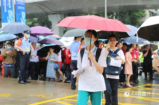 6月7日，海南華僑中學(xué)（高中部）考點(diǎn)，學(xué)子冒雨奔赴考場。人民網(wǎng)記者 孟凡盛攝