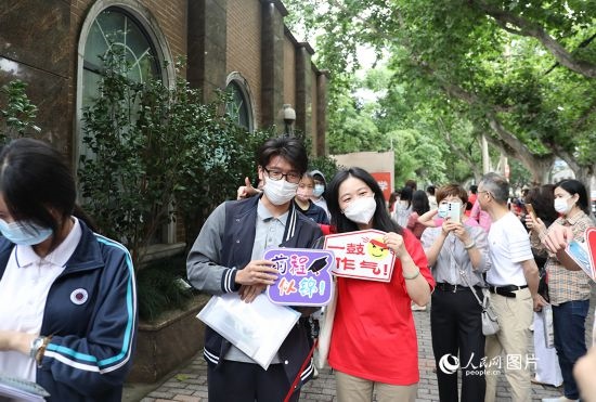6月7日一大早，上海向明中學(xué)考場外，來自上海市盧灣高級中學(xué)的考生正在依次進(jìn)場。人民網(wǎng)記者 龔莎攝