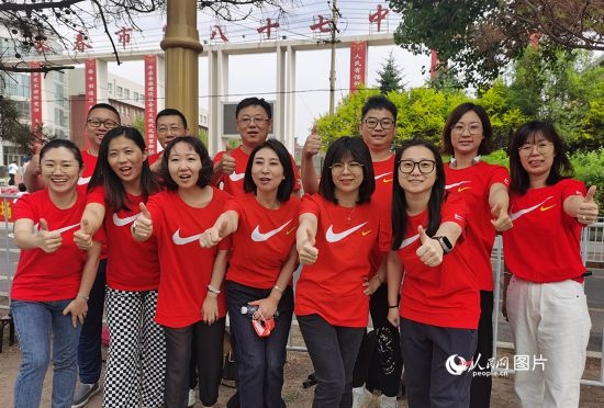 6月7日一早，陽光明媚，天氣涼爽，在長春市第八十七中學(xué)，考生們正陸續(xù)進(jìn)入考場。親友團(tuán)為參加高考的學(xué)子們加油鼓勁。人民網(wǎng)記者 王帝元攝