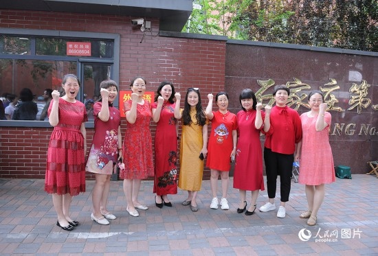 6月7日，在石家莊第二十七中學(xué)考點(diǎn)，家長身著旗袍，為高考的孩子們加油助威！紅紅火火、旗開得勝！人民網(wǎng)記者 周博攝