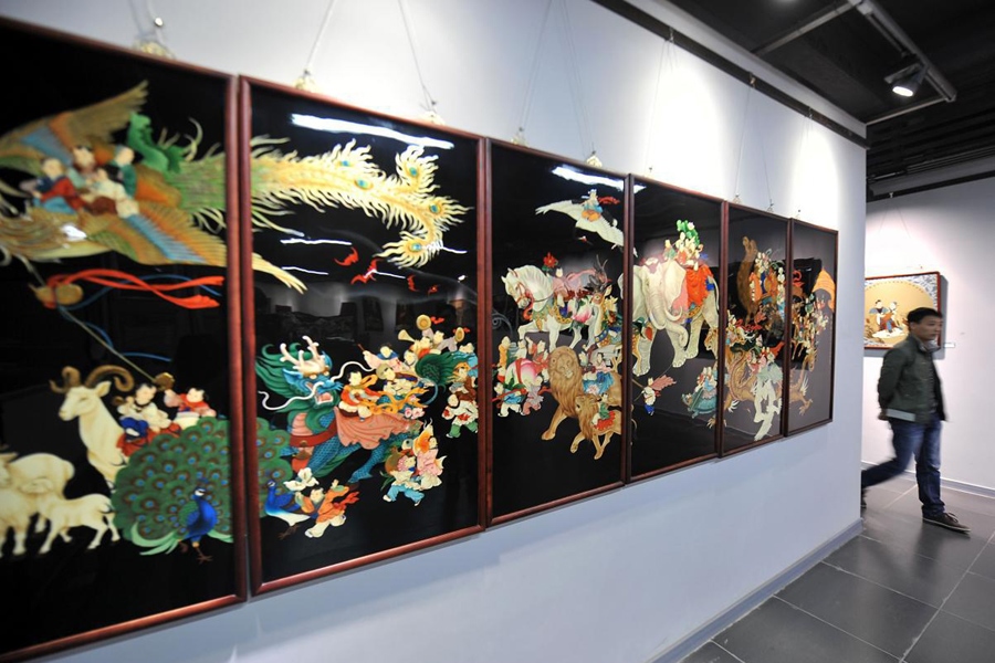 參觀者在唐都漆藝博物館參觀展出的漆器。新華社記者 詹彥 攝