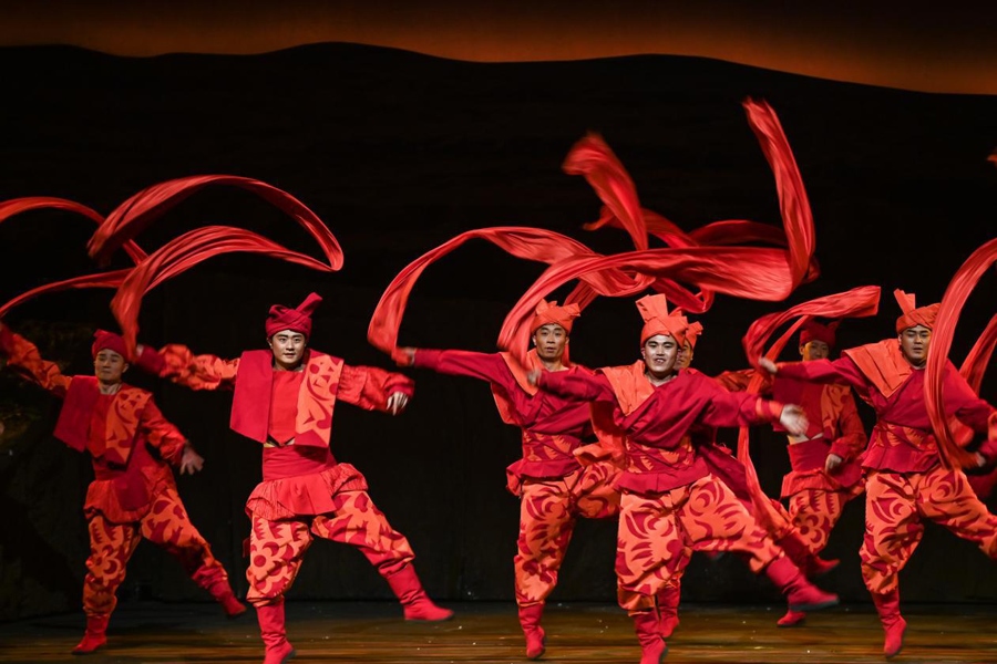 在首屆中國(guó)非物質(zhì)文化遺產(chǎn)保護(hù)年會(huì)展演活動(dòng)上拍攝的陜北秧歌劇《米脂婆姨綏德漢》演出現(xiàn)場(chǎng)。新華社記者 鄒競(jìng)一 攝