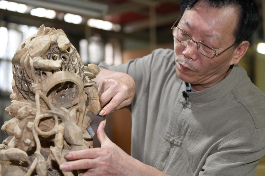 國(guó)家級(jí)非遺項(xiàng)目潮州木雕省級(jí)傳承人金子松在雕刻中。新華社記者 盧漢欣 攝