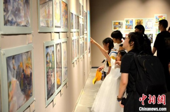 圖為家長帶著孩子參觀展覽。呂明 攝