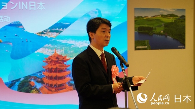 （圖片說明：中國(guó)駐東京旅游辦事處主任歐陽安致辭。人民網(wǎng)滕雪 攝）