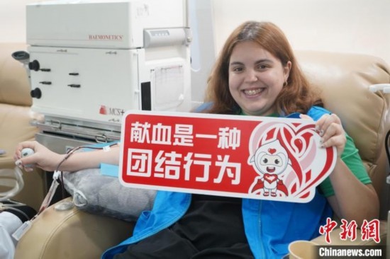 6月13日，在第20個世界獻血者日前夕，20名在贛留學生組團前往血站獻血。吳迪 攝