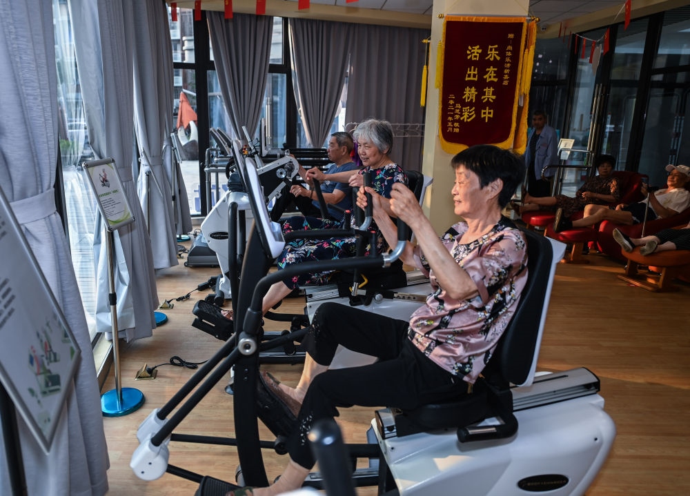 在浙江嘉興市南湖區(qū)新嘉街道電子社區(qū)鄰里中心的長者運動健康之家內(nèi)，老人們在進(jìn)行器械鍛煉（2023年6月14日攝）。新華社記者 徐昱 攝