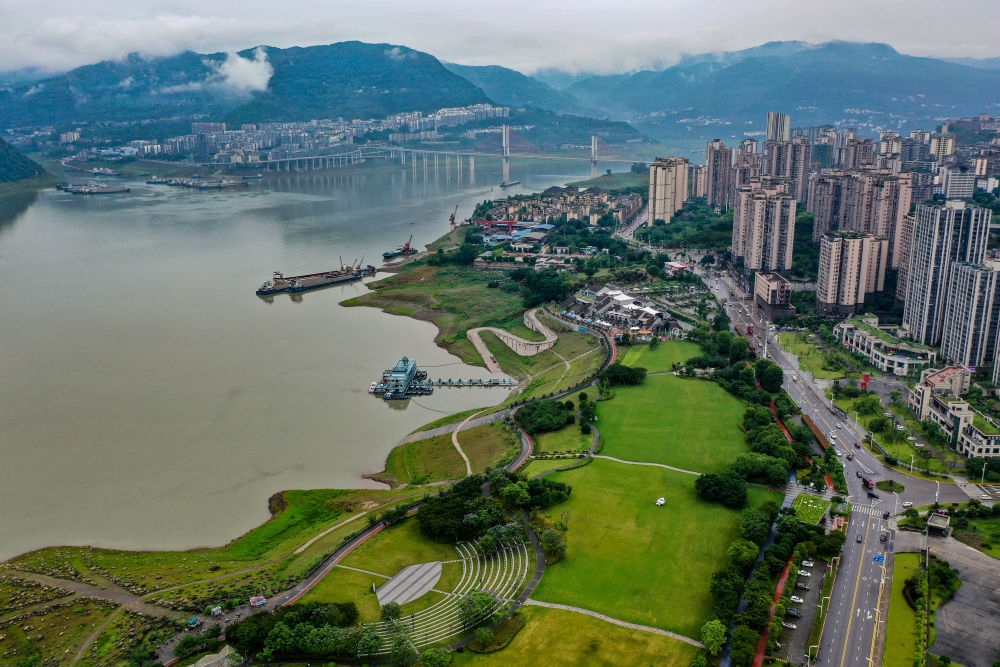 這是2023年6月7日拍攝的位于重慶市云陽縣的云陽城區(qū)環(huán)湖綠道（無人機(jī)照片）。當(dāng)?shù)貙⑸鷳B(tài)治理與生態(tài)修復(fù)結(jié)合起來，兼顧城市旅游和運動休閑等功能需要，打造環(huán)縣城兩江四岸33公里綠道。新華社記者 唐奕 攝