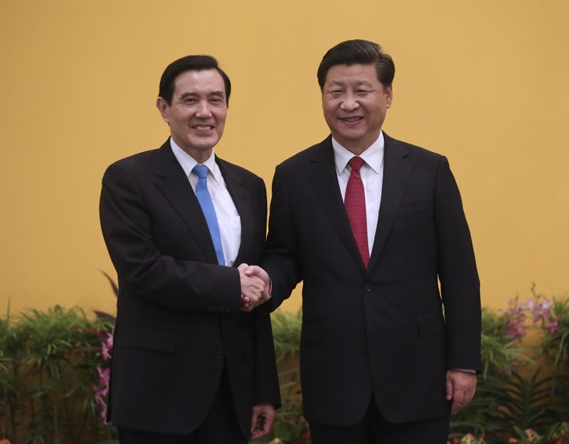 2015年11月7日，兩岸領(lǐng)導(dǎo)人會面在新加坡香格里拉大酒店舉行。這是習(xí)近平主席與時任臺灣地區(qū)領(lǐng)導(dǎo)人馬英九握手。