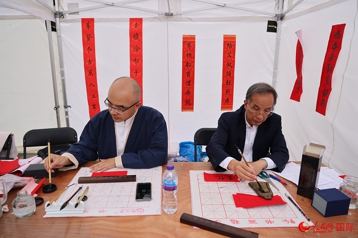 活動現(xiàn)場的中國書法展示。人民網(wǎng)記者 邢雪攝