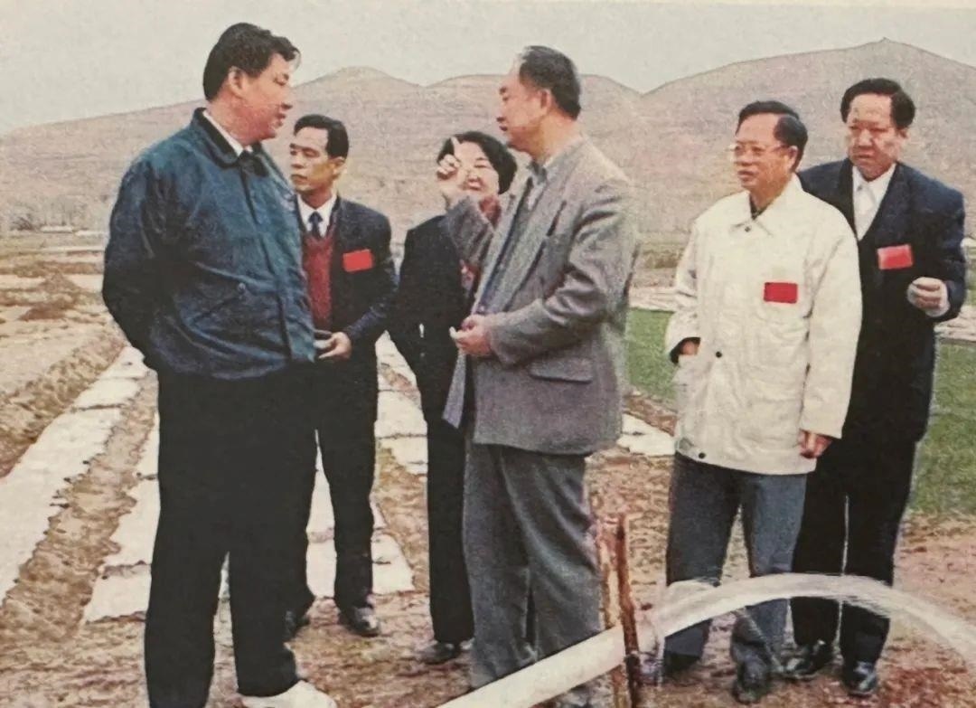 △1997年4月20日，習(xí)近平在寧夏固原市隆德縣調(diào)研。
