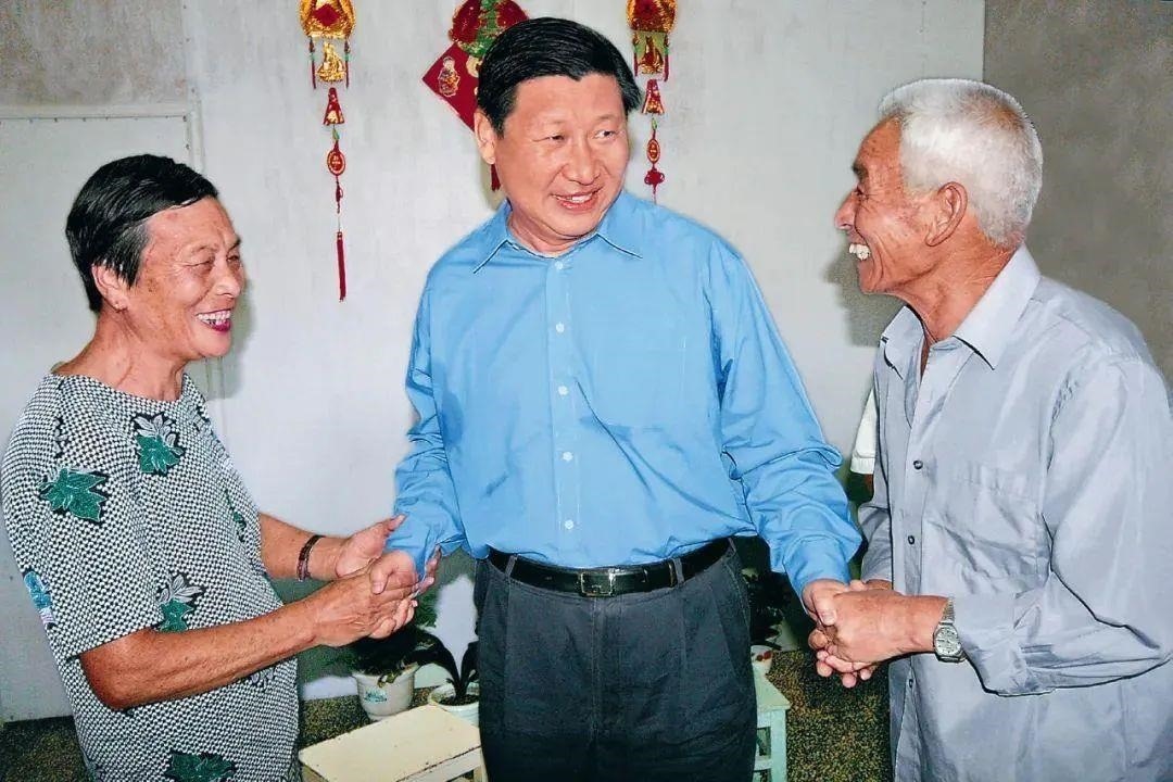 △2006年9月21日，習(xí)近平在浙江省舟山市普陀區(qū)東極鎮(zhèn)看望當(dāng)?shù)貪O民。