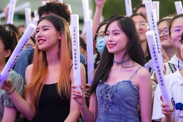 場下觀眾十分熱情。人民網(wǎng)記者 翁奇羽攝