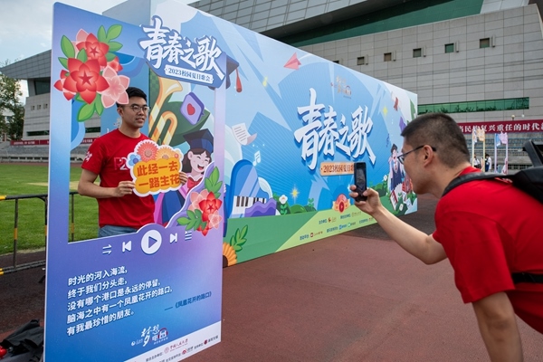 學(xué)生在市集打卡拍照。人民網(wǎng)記者 翁奇羽攝