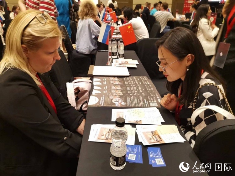 中俄旅游行業(yè)代表在北京路演活動現(xiàn)場面對面溝通。人民網(wǎng)記者 楊倩攝