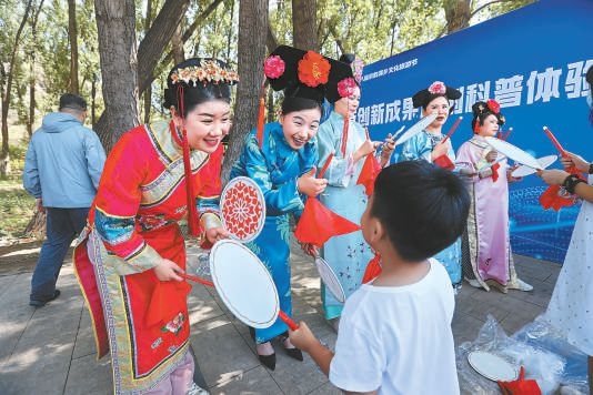 昨天上午，“奮進(jìn)新征程 建功新時(shí)代”2023年懷柔區(qū)第十八屆京韻滿鄉(xiāng)文化旅游節(jié)正式開(kāi)幕，豐富多彩的文化演出吸引大批游客來(lái)此體驗(yàn)別具特色的滿族文化。本報(bào)記者 甘南攝