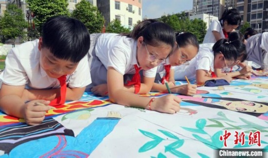 圖為學(xué)生們用手中畫筆在進(jìn)行創(chuàng)作。 興業(yè)縣融媒體中心供圖