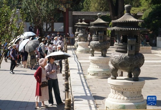 6月22日，游人在北京頤和園參觀游覽。新華社記者 任超 攝