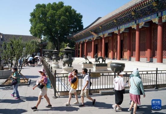6月22日，游人在北京頤和園參觀游覽。新華社記者 任超 攝