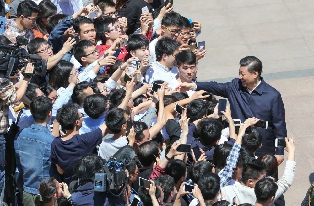2018年5月2日，習(xí)近平來到北京大學(xué)考察。圖為習(xí)近平離開學(xué)校時同道路兩旁師生親切握手。 新華社記者 王曄 攝